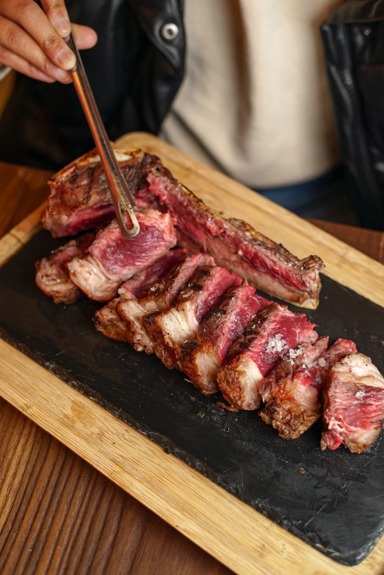 Corte de carne a la brasa servido en BOCA BRAVA, asador argentino en Madrid
